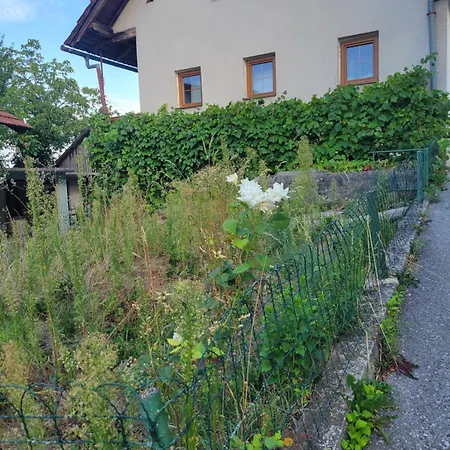 Сasa de vacaciones Remote Hilltop Farmhouse - 42 Km From Ljubljana *