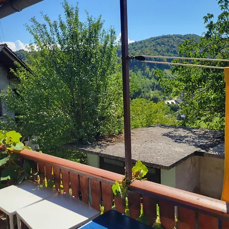 Сasa de vacaciones Remote Hilltop Farmhouse - 42 Km From Ljubljana *