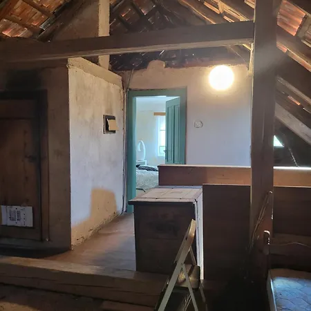 Сasa de vacaciones Remote Hilltop Farmhouse - 42 Km From Ljubljana *