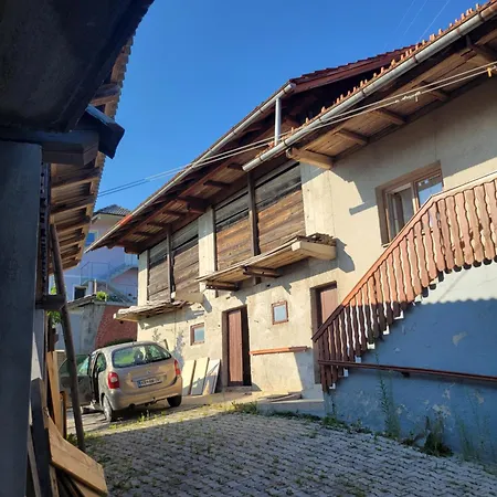 Сasa de vacaciones Remote Hilltop Farmhouse - 42 Km From Ljubljana *