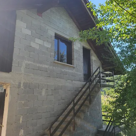Сasa de vacaciones Remote Hilltop Farmhouse - 42 Km From Ljubljana *
