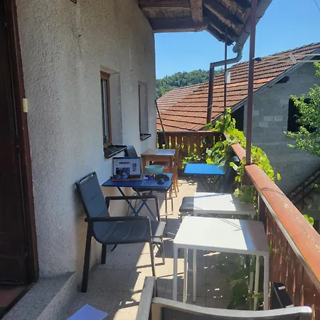 Сasa de vacaciones Remote Hilltop Farmhouse - 42 Km From Ljubljana *